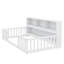 Lit simple simple avec bibliothèque, diverses tablettes de rangement et garde-corps-653838815