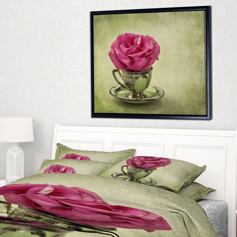 «Red Rose in Cup and Saucer», impression, H 12 po x l 20 po x P 1 po, Toile avec cadre flottant