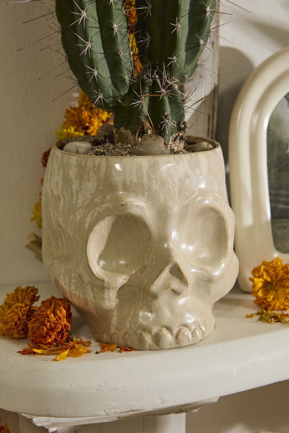 Haunting Skull Pot 6.5"x 7.5"x 6.25"