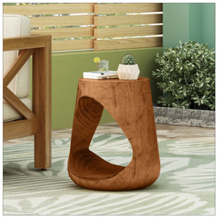 La table d'appoint creuse avec texture semblable au bois, parfaite pour un décor moderne et minimaliste, ajoute du rangement et du style à n'importe quelle pièce.
