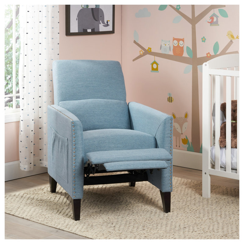 Fauteuil contemporain inclinable en tissu bleu clair avec accoudoirs cloutés et pieds en bois de bouleau