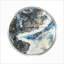 Table basse ronde en verre bleu marbré avec base en métal chromé complexe, plateau poli facile à nettoyer