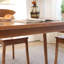 Combinaison minimaliste de table et de chaises