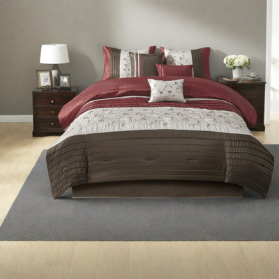 Luxueux ensembles de literie brodés rouges, polyester doux pour les chambres élégantes
