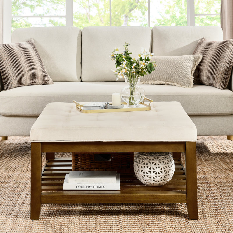 Grande table basse carrée avec revêtement apaisant en lin et structure en bois de hêtre, idéale pour le salon, l'extérieur ou le bureau. Elle a de l'espace de rangement sous la table.