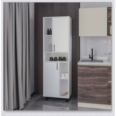 Garde-manger blanc avec tablettes ouvertes et rangement dissimulé, parfait pour les cuisines organisées et élégantes.