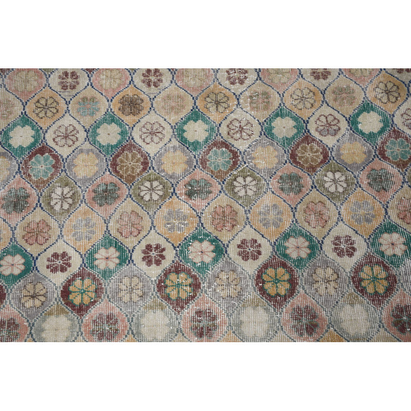 Tapis tribal en laine beige d'inspiration Anatolienne, idéal pour les espaces de cuisine et de salle à manger d'influence turque rétro