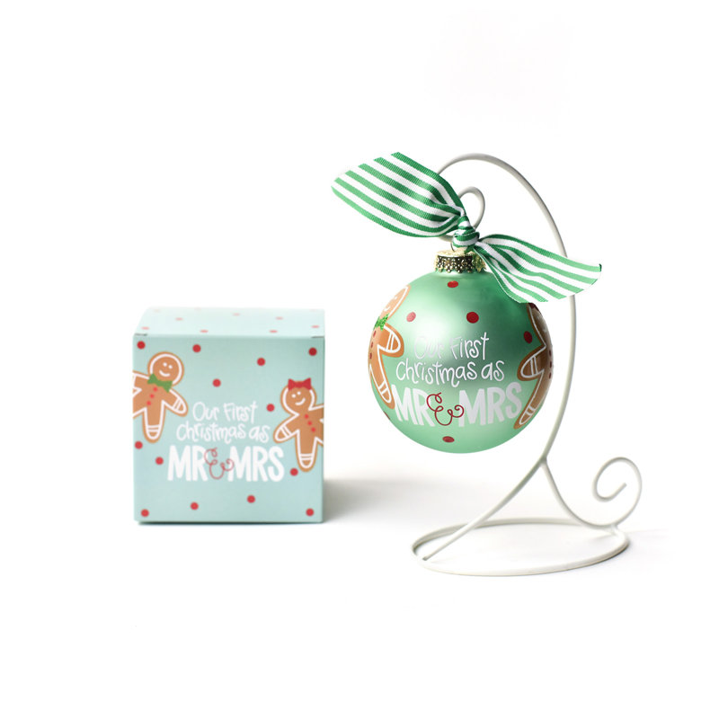 Ornement en forme de pain d'épice «Our First Christmas» 100 mm avec support blanc