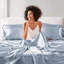 Ensemble de draps 6 pièces en satin de satin bleu luxueux - infroissable, aide à garder les cheveux doux, comprend 1 drap plat, 4 taies d'oreiller ajustées et une texture douce