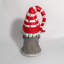 Gnome de jardin en magnésium tenant un cœur avec un nœud et un chapeau rayé rouge "The Valentinos"