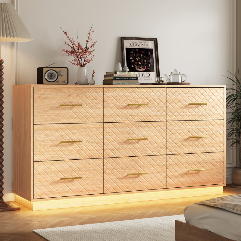 Commode moderne à 9 tiroirs de 58,8 po de largeur avec lumières DEL, façades de tiroir à motif de losanges et poignées en métal