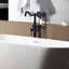 Robinet de baignoire autoportant en métal noir mat avec pomme de douche amovible, finition