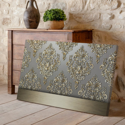 La toile crée un design de papier peint élégant avec un motif damassé complexe en or chatoyant contre un taupe doux