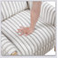 Chaise inclinable classique de style campagne avec cadre en bois massif et revêtement en tissu rayé blanc-gris pour plus de confort et de durabilité