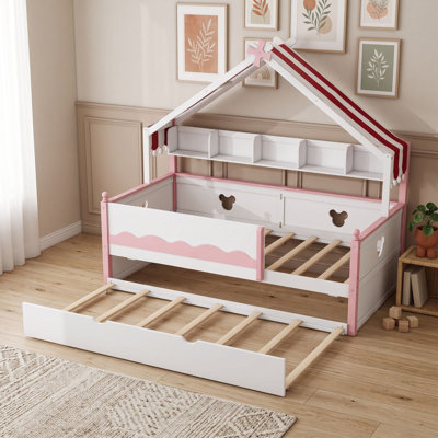 Lit en bois en forme de maison avec étagères et lit gigogne simple
