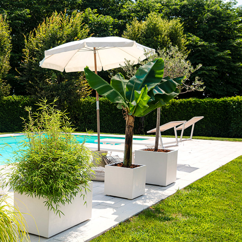 Pot à fleurs 15 po Varian Varian | Plastique léger et durable | Pot intérieur / extérieur pour patio / porche | Comprend un réservoir d'eau et un bouchon de vidange | Pot de fleurs tendance pour plantes, fleurs, jardin | Blanc