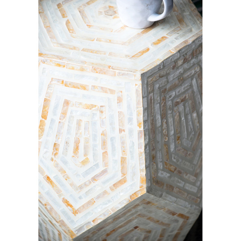 Tabouret à capes hexagonales 18 x 18 x 21 pouces avec mélange de crème et de jaune, caractéristiques incrustées, éléments de conception en losange, fonction comme tabouret de table d'appoint, look, propriétés, décorations en forme, service