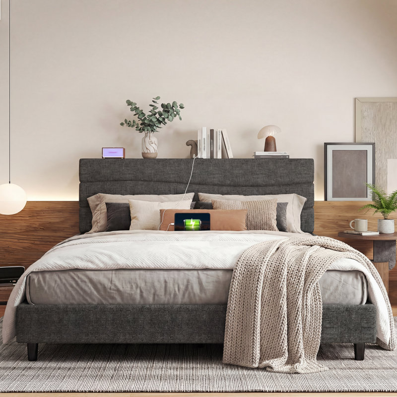 Cadre de lit King avec tête de lit réglable, cadre de lit rembourré moderne avec tablette de rangement supérieure et station de recharge intégrée, sommier non requis