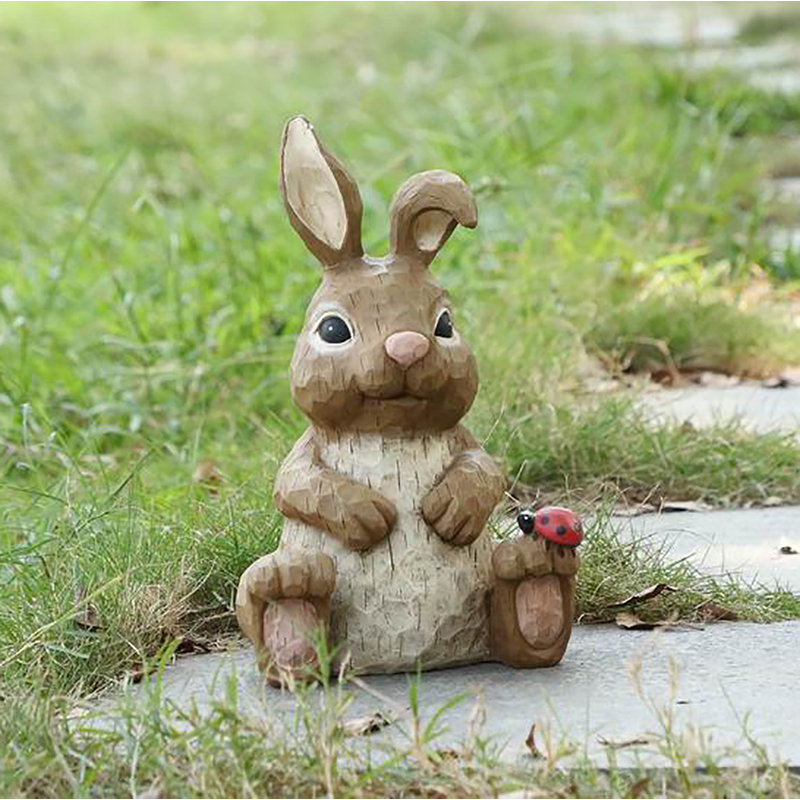 LAPIN ASSIS AVEC COCCINELLE