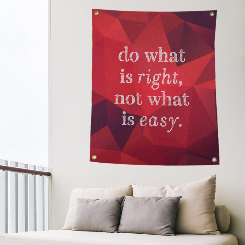 Tapisserie en polyester, Â« ce qui est juste, c'est ce qui est juste Â», H 80 po x l 59 po, Rubis