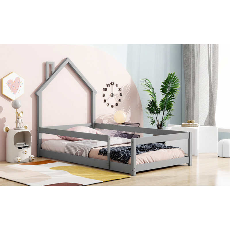 Lit en bois avec tête de lit en bois et clôture