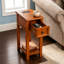 Table d'appoint compacte en bois massif avec station de charge et tiroir intégrés, parfaite pour les petits espaces et les chambres à coucher modernes.