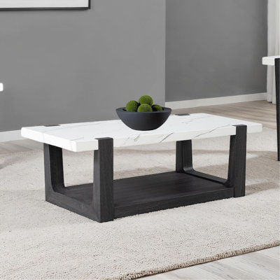 Table basse moderne 1 pièce de style contemporain avec plateau en faux marbre et deux tons au fini noir et blanc, salon principal