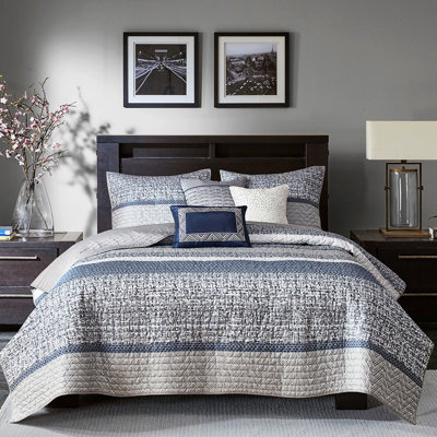 Courtepointe bleu marine très grand avec 6 composants. Rembourrage. Coussins plissés et brodés. Très grand lit à 6 places lavable à la machine. Décoratif pour un look frais