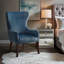 Fauteuil à oreilles capitonné avec garniture cloutée Braegan-33875704