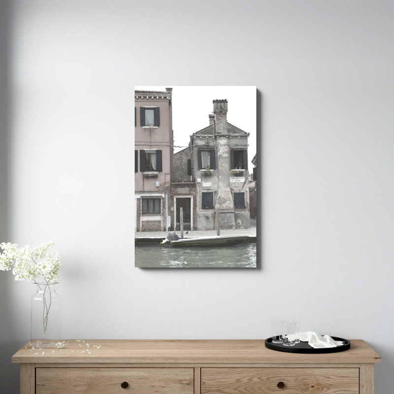 «Venetian Facade Photos V» par Sharon Chandler - Photographie sur toile tendue, H 36 po x l 24 po
