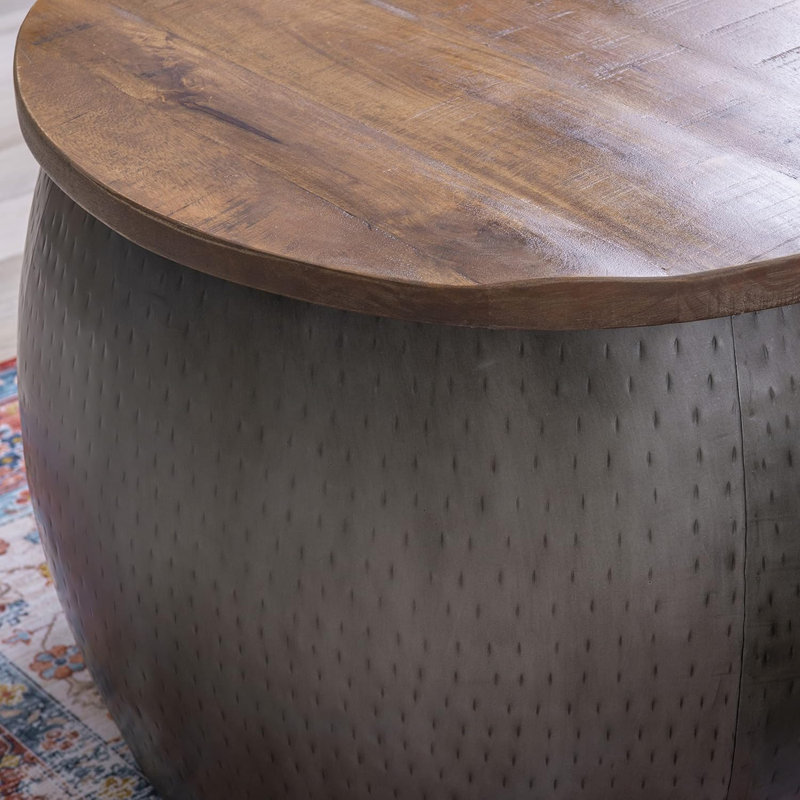 Table basse tambour en fer martelé avec plateau amovible en bois de manguier et fonctionnalité de rangement