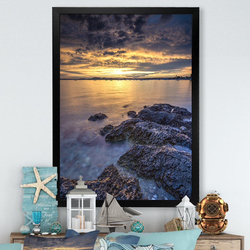 Coucher de soleil sur la mer III - photographie sur toile, H 20 po x l 12 po, Cadre photo noir