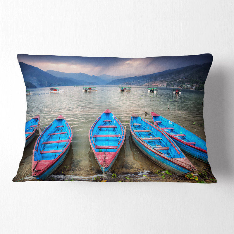 Rangée de bateaux bleus dans le lac Pokhara - Coussin décoratif imprimé bateaux