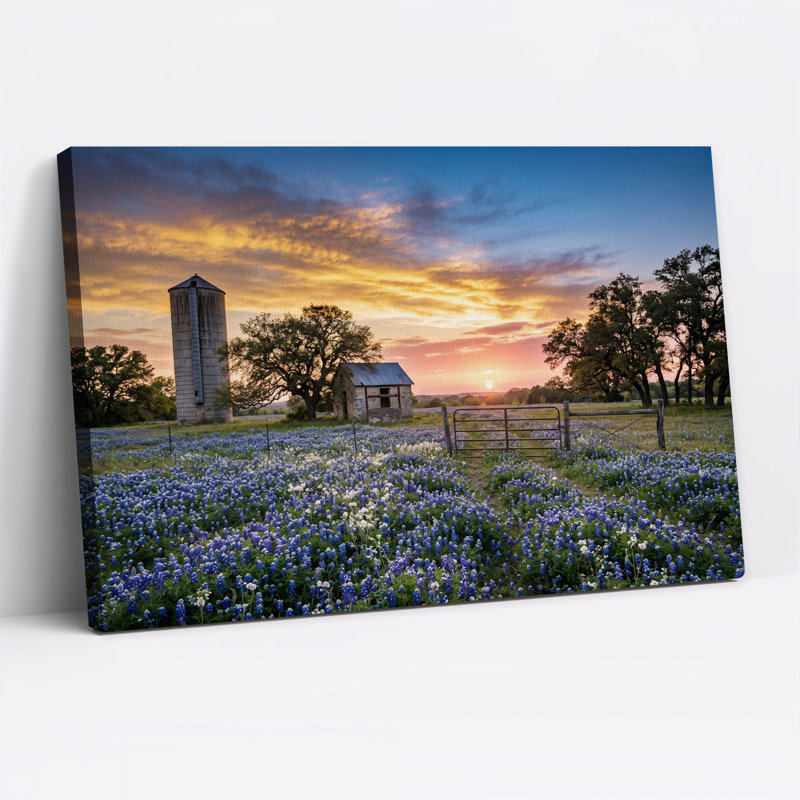 Tableau sur toile représentant un champ de bleuets avec un silo en métal et une cabane en pierre, H 16 po x l 24 po