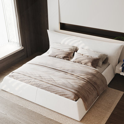 Lit plateforme luxueux avec tête de lit rembourrée surdimensionnée et cadre en métal pour un confort et un soutien ultimes