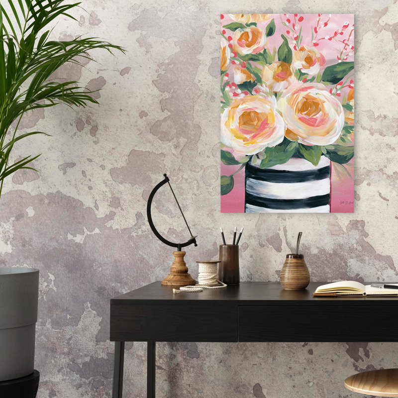 Fleurs de printemps contemporaines et BCBG dans un vase rayé II, H 24 po x l 16 po