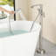Robinet de baignoire autoportant à fixation au sol avec douche à main-128509596