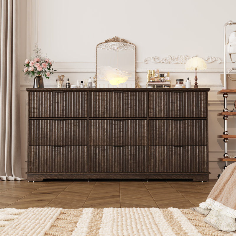 Commode à 9 tiroirs cannelée, commode moderne de 63 po de largeur pour chambre à coucher, Brun