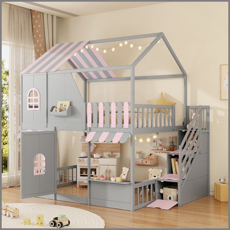 Lit superposé double au dessus d'un lit double avec escalier et tablettes de rangement, structure de lit superposé en bois pour enfants avec conception de maisonnette, toit et porte, marches de rangement et tablettes ouvertes, gris et rose