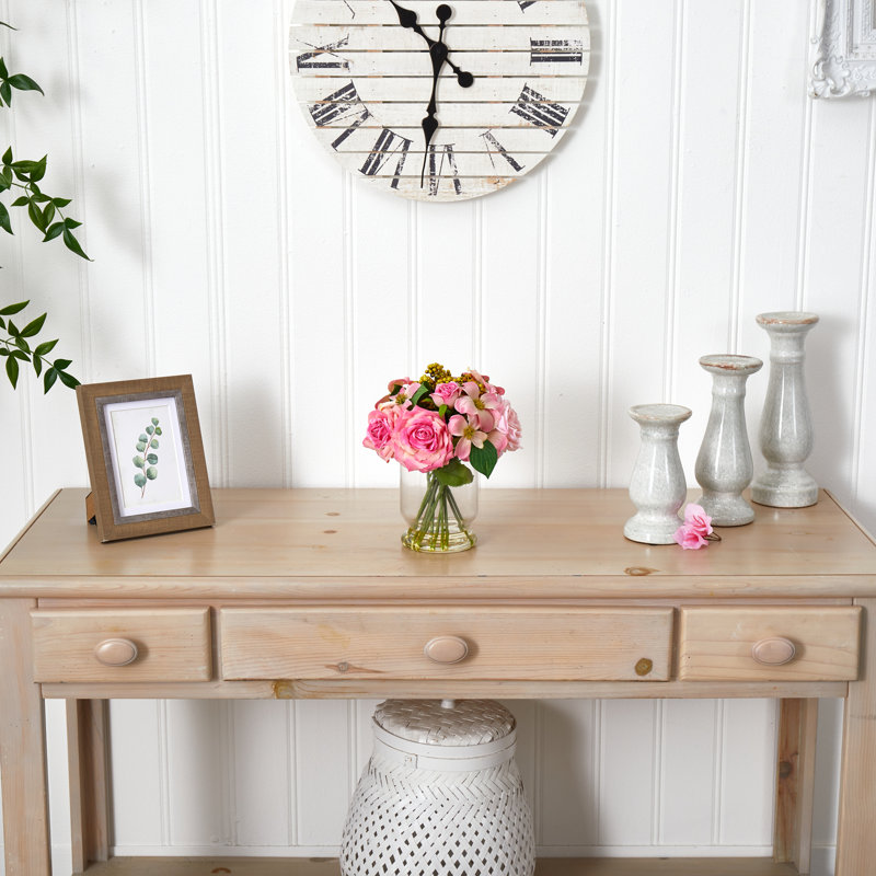 Arrangements floraux mixtes dans un vase