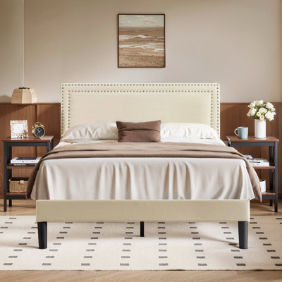 Lit rembourré avec 2 tables de chevet - Ensemble de chambre à coucher moderne