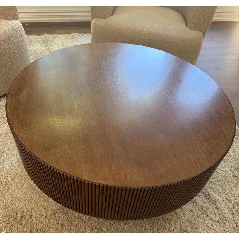 Table basse ronde élégante et moderne avec un bord cannelé et une base robuste, Noyer