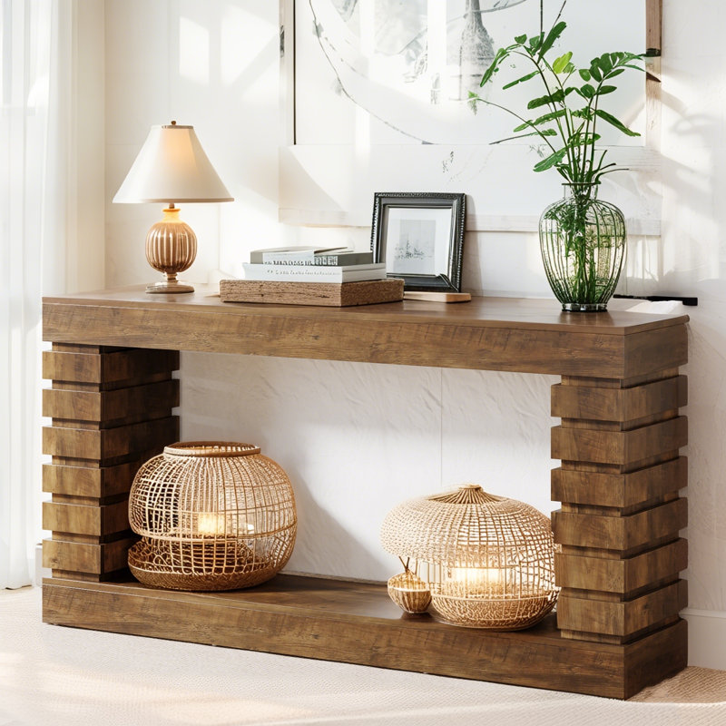 Console en bois brun clair avec base ouverte pour les entrées de ferme