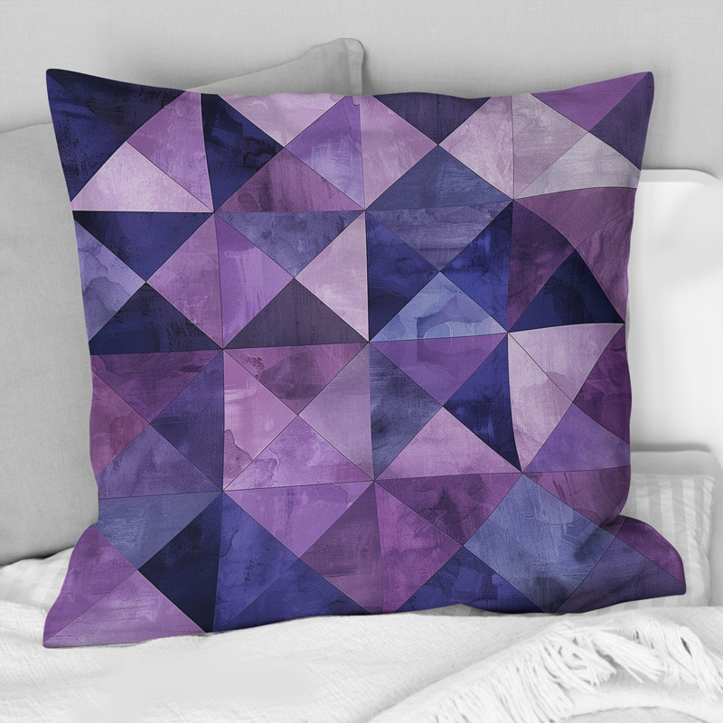 Coussin Mid-Century mauve à motif triangle I, H 18 po x l 18 po