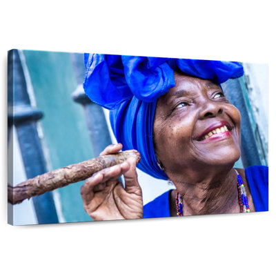 Femme cubaine Leisha qui fume