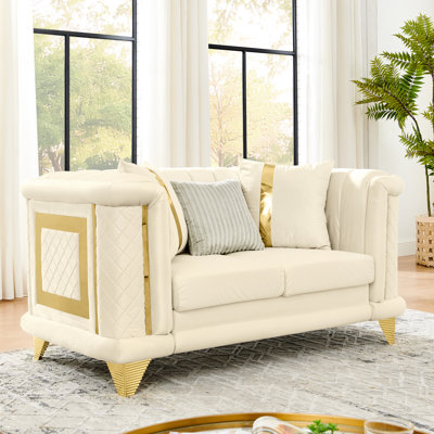 Beige, 175 cm, style victorien, milieu du siècle, velours, finitions dorées, texture brodée, canapé, pièce de vie principale, coussins, accoudoirs arrondis, design luxueux, détails raffinés, rembourrage en mousse, style d'accoudoirs