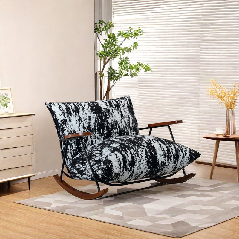 Chaise vintage en tissu avec accoudoirs en bois