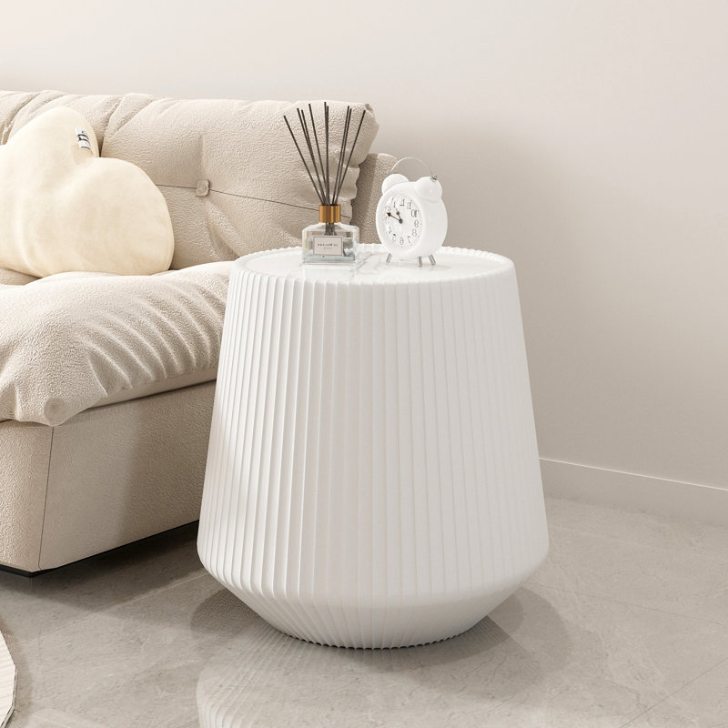 Table basse avec dessus en pierre frittée claire, canapé rond en cuir pour le salon, style gris moderne | Idée de cadeau