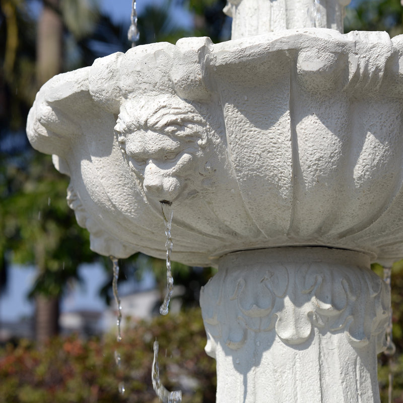 Fontaine antique à trois niveaux, Gris