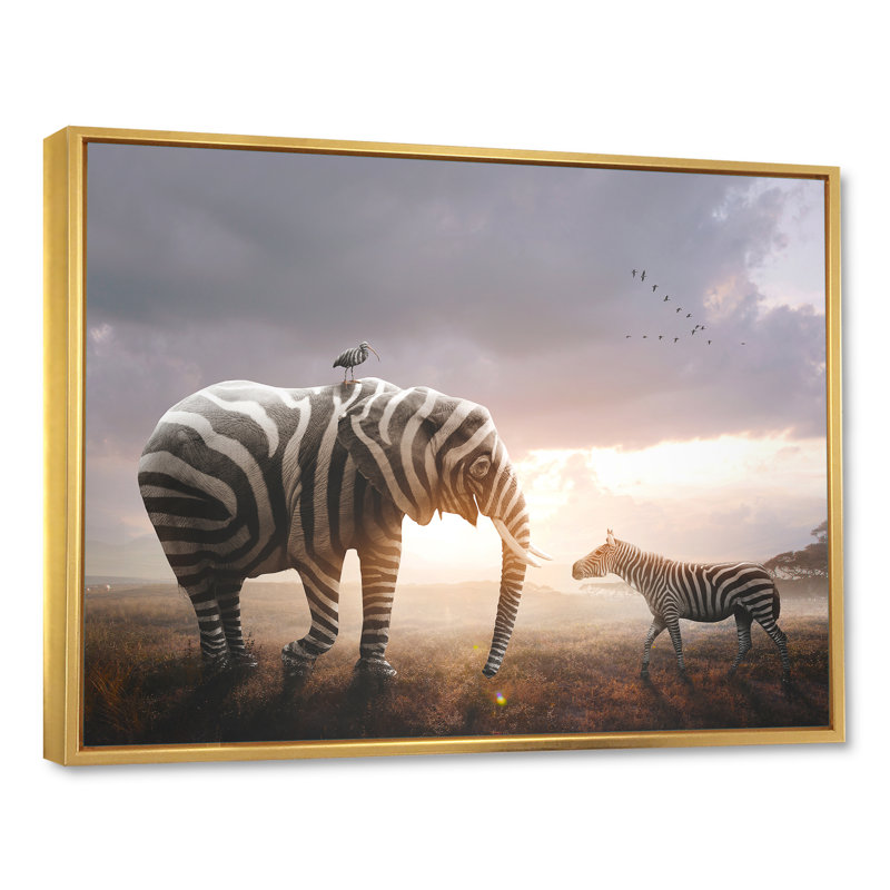 Éléphant d'Afrique surréaliste portant - décoration murale moderne en toile, H 12 po x l 8 po x P 1 po, Cadre flottant doré